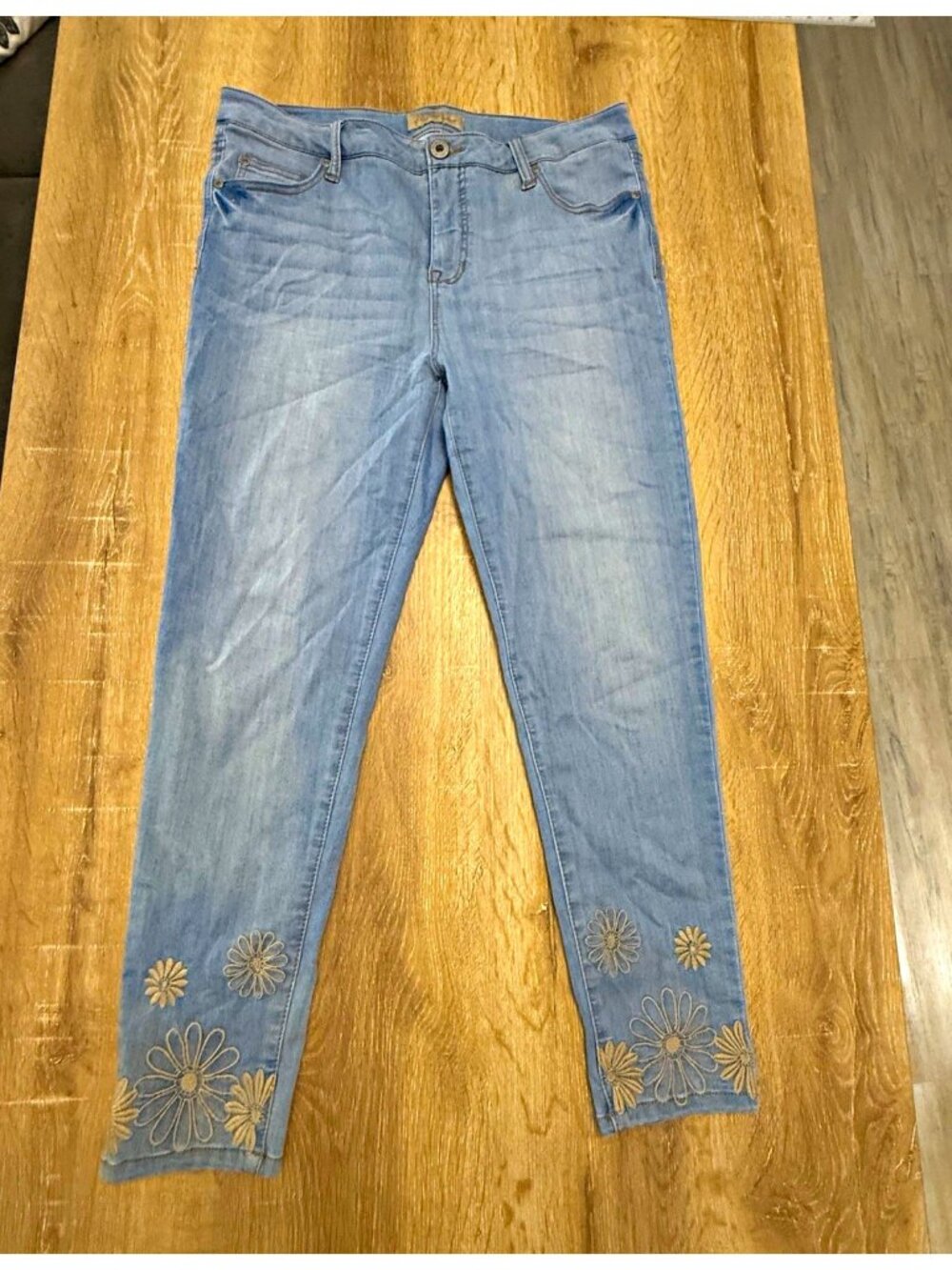 Celebrity Gold Skinny Light Wash Blue Denim Stretch 5-Pocket Floral Embroidery